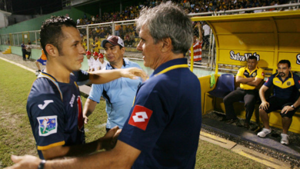 Afición de Real España recibió bien a Alfredo Mejía