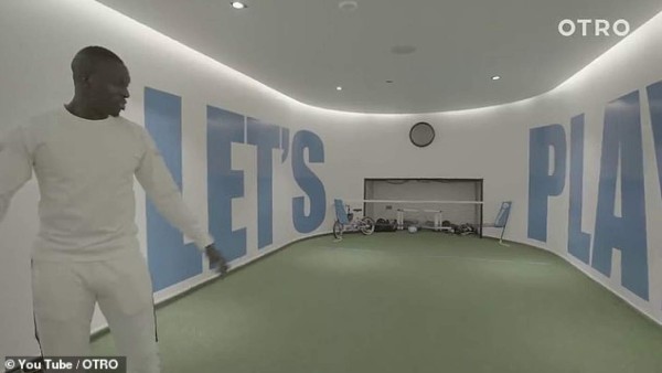 Con cancha de fútbol en el interior: La increíble mansión de Mendy, el crack del Manchester City