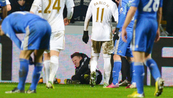 Violenta patada de Eden Hazard a un recogepelotas