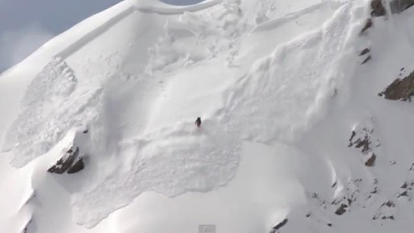 VIDEO: Esquiador se salva de morir al encontrarse con una avalancha