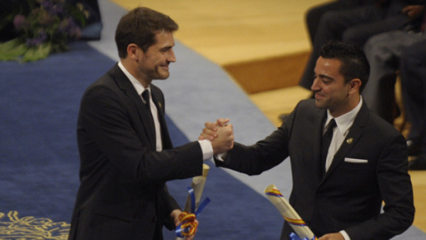 Iker Casillas y Xavi Hernández recibieron premio Príncipe de Asturias