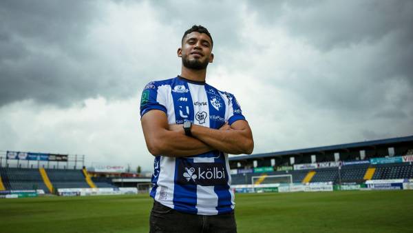 Marcelo Pereira con los colores del Cartaginés del fútbol costarricense.