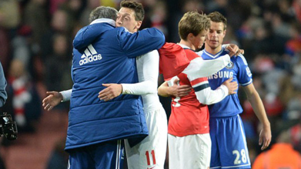 Abrazo y camiseta de Özil a Mourinho en reencuentro