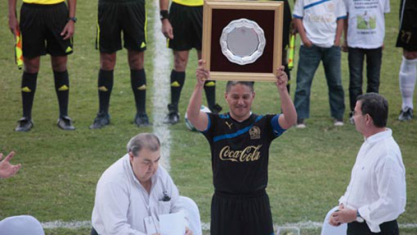 'El Matador' se fue lleno de reconocimientos