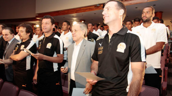 Olimpia presenta himno de su centenario