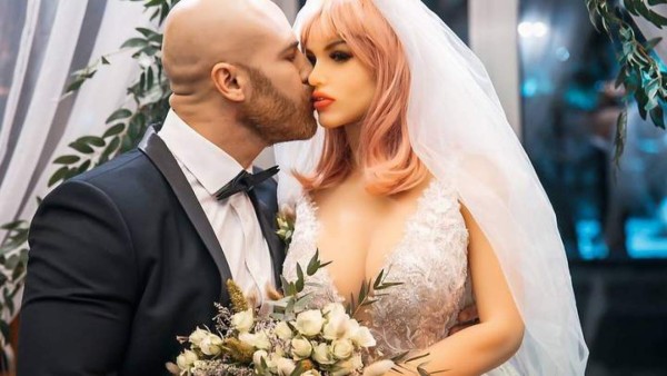 Así fue la gran boda del popular fisicoculturista ruso, Yuri Tolochko, con una muñeca de silicona