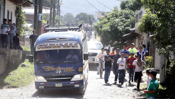 Con caravana recibieron a Olimpia en San Luis, Santa Bárbara
