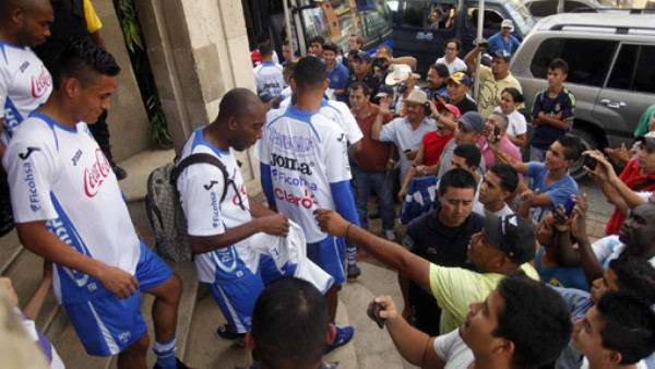 Afición a Costly: 'Queremos la Costlynha”