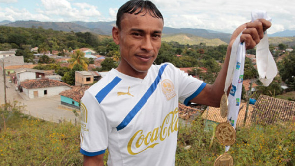 Javier Portillo se fue a festejar el tri con Olimpia a su pueblo Cantarranas
