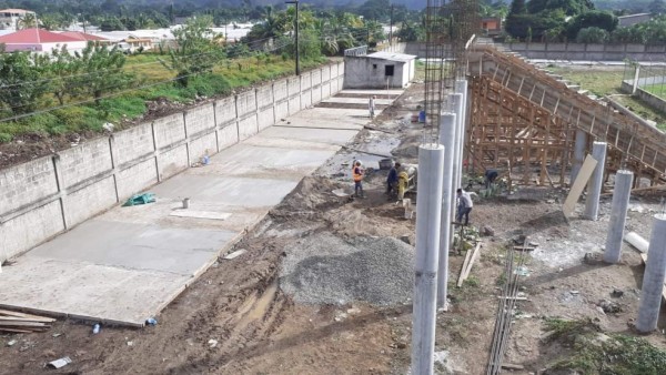 Nueva gradería, sala de conferencia y mejor cancha: Así va quedando el estadio de Tocoa