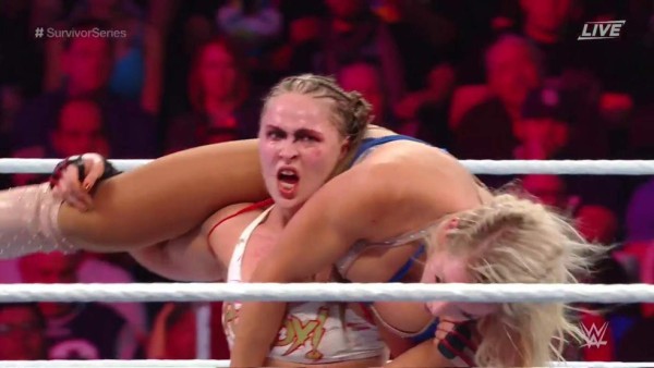 La sangrienta paliza que recibió Ronda Rousey en la WWE por Charlotte Flair
