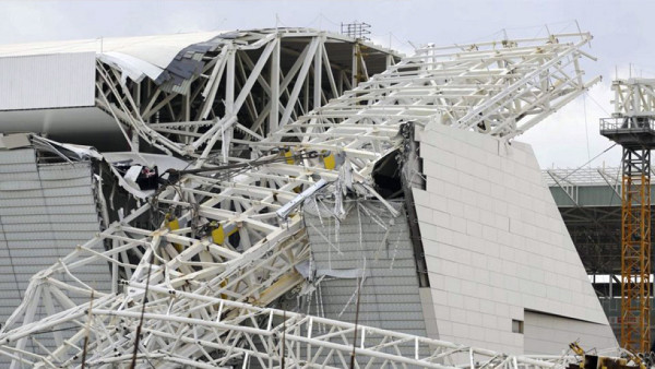 Retiran techo desplomado en estadio mundialista de Brasil