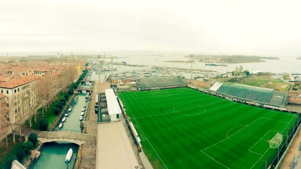 El maravilloso estadio de un club que regresa a la Serie A tras casi 20 años: solo se puede llegar en bote