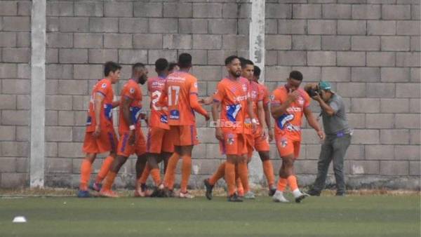 Los jugadores de Lobos celebrando el tanto de Leverón.