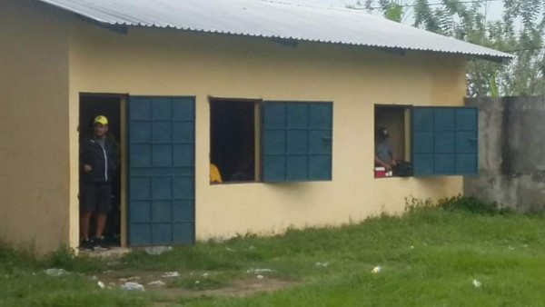 Increíble, jugadores del Boca Juniors se cambian debajo de árbol en Copa Presidente