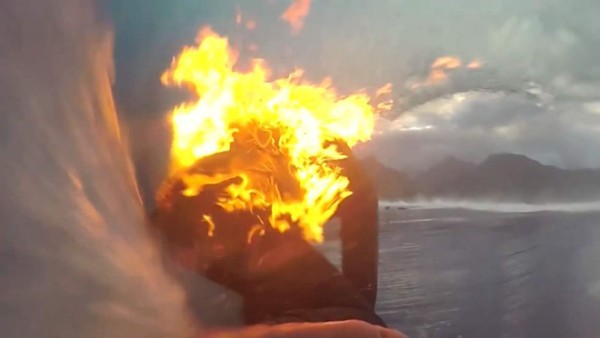 Jamie O'Brien, el surfista que conquista las olas envuelto en llamas