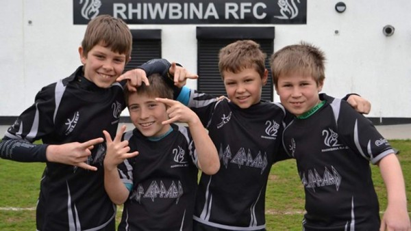 Las bandas musicales de rock que han patrocinado equipos de fútbol