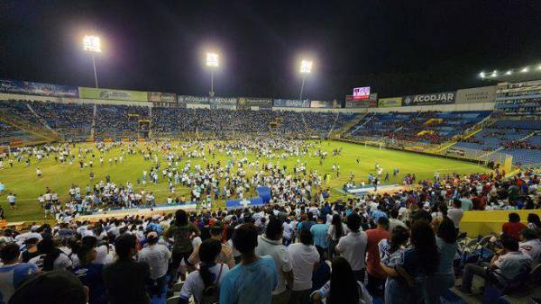 Aficionados del Alianza vivieron momentos de tensión. Se reportan muertos desde el Estadio Cuscatlán de El Salvador.