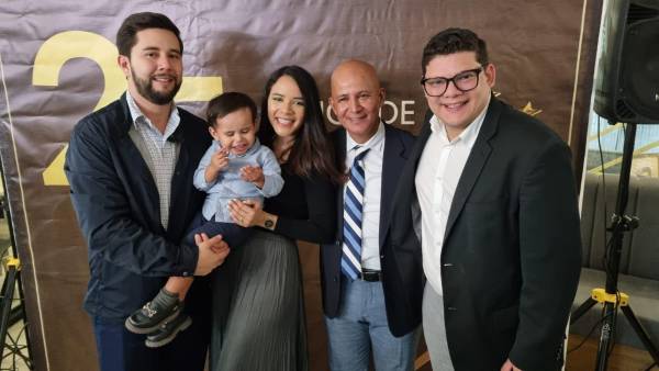 ¡25 años de fútbol! Edwin Banegas recibió homenaje por su trayectoria como jefe de prensa en Fenafuth