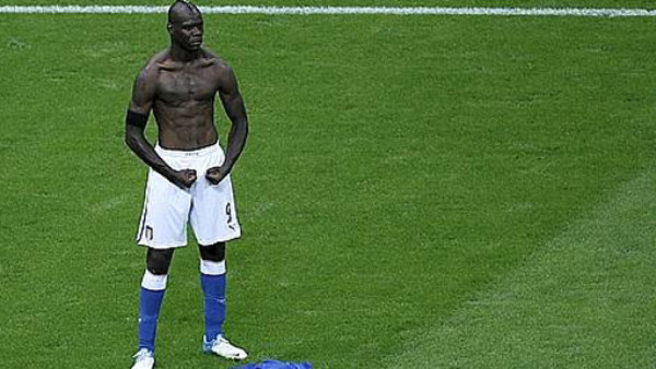 La última locura de Balotelli: Se regala una estatua suya
