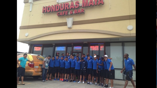 La Selección comparte en restaurante hondureño en Houston