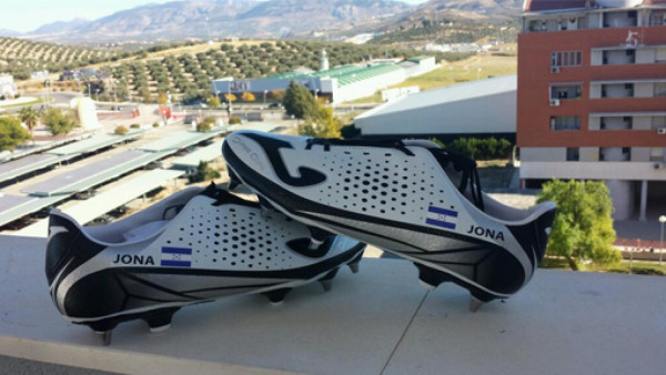 Jona Mejía estrenará botines con bandera de Honduras