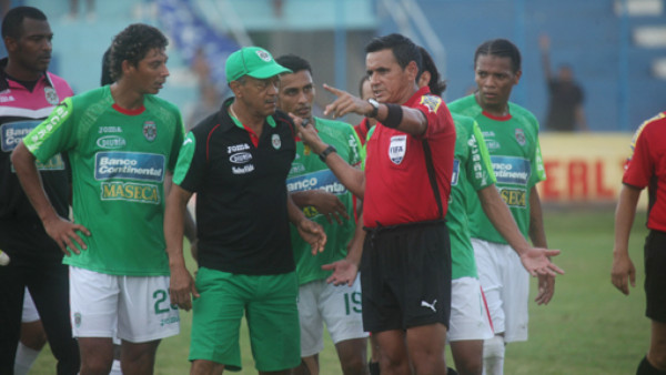 Mauricio Sabillón y Beata suspendidos por tres partidos