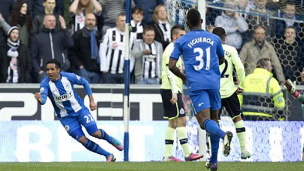 Maynor Figueroa le da una manito al Wigan