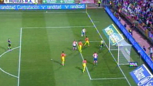 Un doblete de Messi salvó al Barcelona