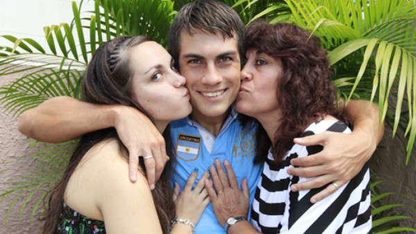 Familia de Jonatan Hansen es 'catracha”