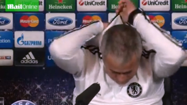 VIDEO: Mourinho le regala su sudadera firmada al traductor