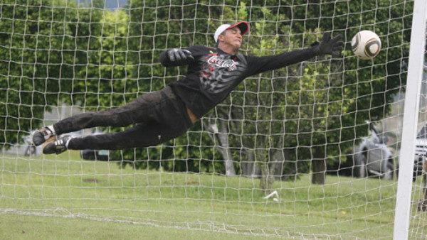 Feroz lucha en la meta del Olimpia