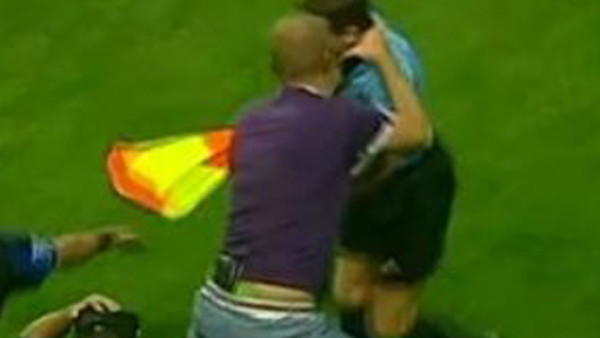 VIDEO: Aficionado agrede a árbitro en pleno partido en Ucrania