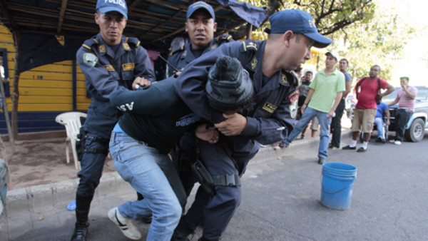 Barras se enfrentaron con la Policía en las afueras del Nacional