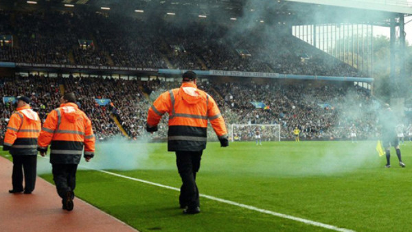 Aficionados ingleses utilizan a niños para introducir bengalas en estadios