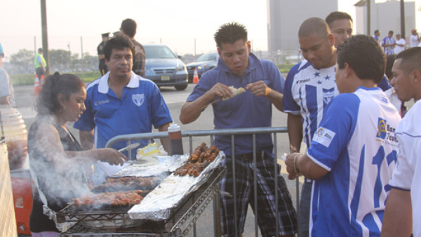 Entre asados y familia se vive el EUA-Honduras