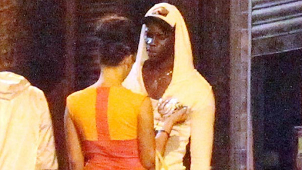 Mario Balotelli visto con tres mujeres saliendo de un bar