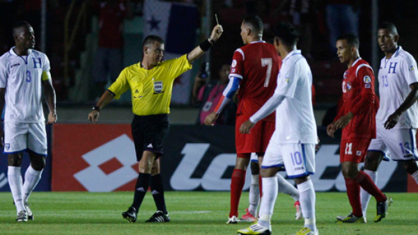 El árbitro perdonó de echar del partido al panameño Blas Pérez