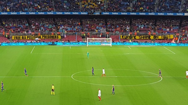 En fotos: Un Camp Nou politizado pide 'libertad y justicia'