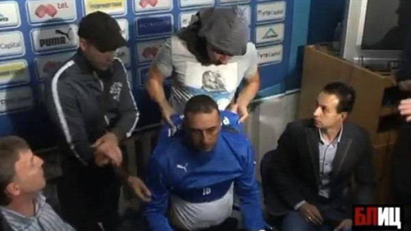 Renuncia a ser técnico de Levski Sofía tras bochorno de aficionados