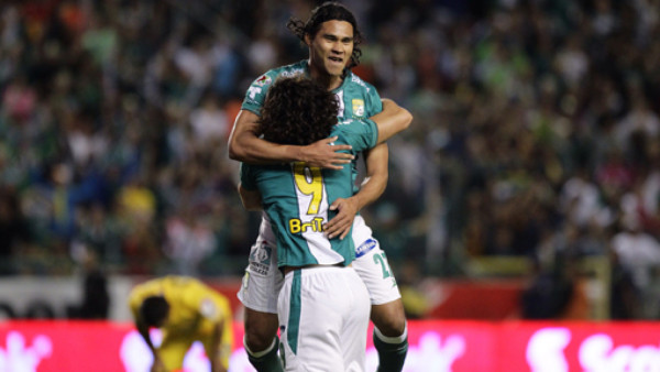 León doblega al América y sueña con el título en México