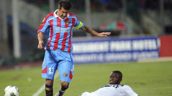 Catania venció al Inter, David Suazo lo vio desde la casa