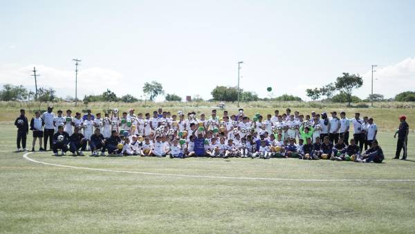 ¡Alberth Elis y sus amigos inauguran la primera clínica deportiva en el departamento de La Paz!