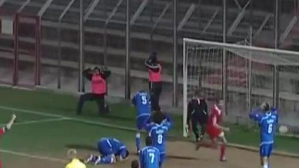 Increíble autogol en el futbol israelí