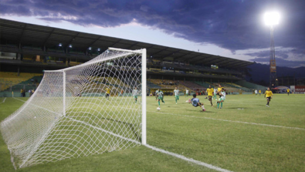 Marathón intentó jugar ante Caledonia en el estadio Morazán
