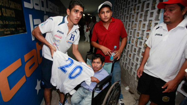 Jorge Claros está cómodo usando la camisa 20