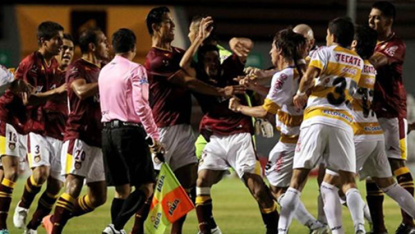 VIDEO: En batalla campal finaliza un juego en México