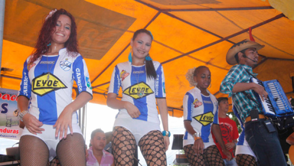 Las bellas chicas que animan el ambiente del Victoria-Motagua