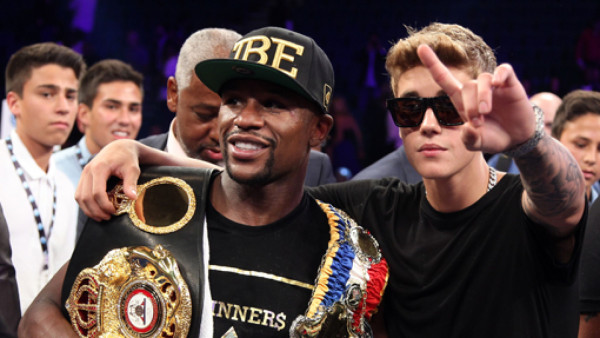 Justin Bieber acompañó a Floyd Mayweather en la pelea del año