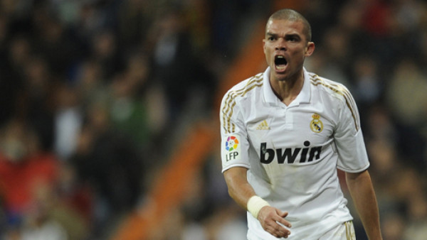 Pepe propina patada a un compañero